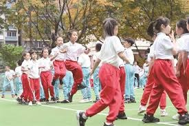 冠军捧杯时刻！这张合影里，有国乒三连冠的荣光，更有竞技体育的热血与温情！